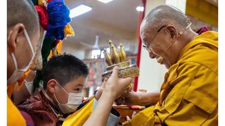 बौद्ध धर्म के सबसे बड़े धर्मगुरु को देख चीन की हुई बोलती बंद, जानें कौन है 8 साल का बच्चा जिसे दलाई लामा ने बनाया तिब्बत का तीसरा धर्मगुरु
